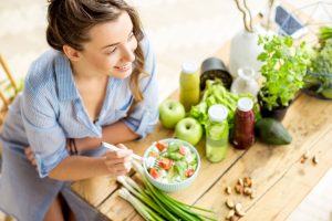 Bild_Woman eating healthy salad